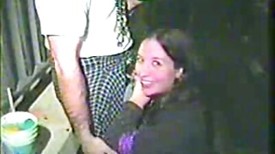 یک خانم موهای سیاه در حال ماساژ داغ و فیلم سکی مادر سکسی با کیفیت بالا است