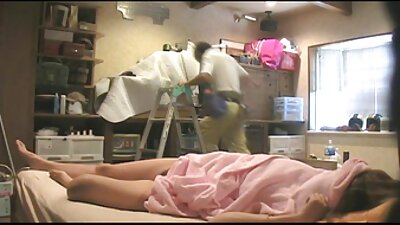 یک نوزاد پر از هوس پشتش روی فیلم سکسی مادر دختر تخت است و یک شخص را لعنتی می کند