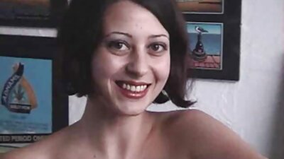 لیلا استورم یک کار دستی تخصصی دانلود فیلم سکس با مادر را در حیاط خلوت ارائه می دهد
